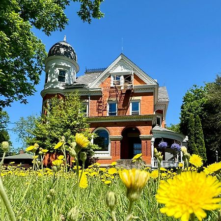The Edwards Waterhouse Inn Fredonia Esterno foto